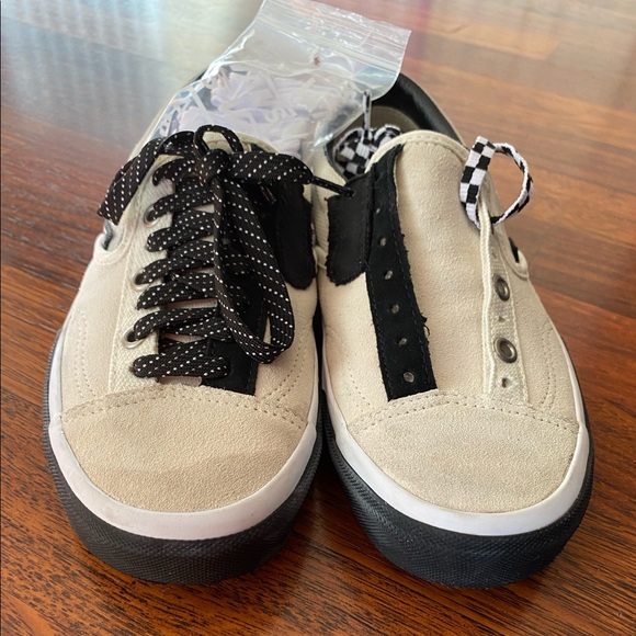 Vans - Picture 2 of 5